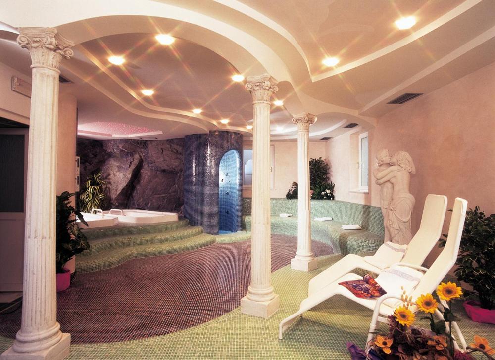 Hotel Klotz San Leonardo in Passiria Exterior photo